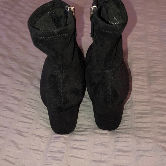 Steve Madden Black Suede Booties Size 8.5! - Picture 3 of 3